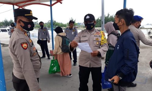 Polsek Kep Seribu Utara Disiplinkan Warga yang Langgar Prokes