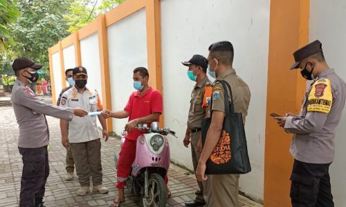 Polres Kep Seribu Bagikan 1.600 Masker kepada Warga dan Himbau Cegah Covid-19