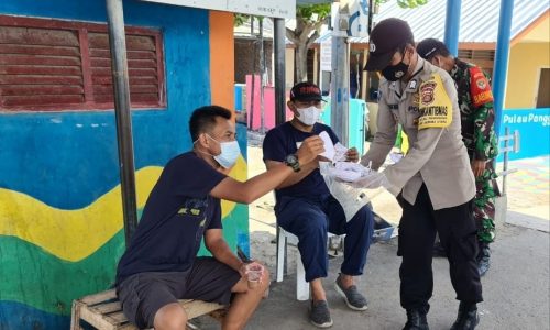 Polres Kep Seribu Bagikan 1.800 Masker kepada Warga Cegah Covid-19