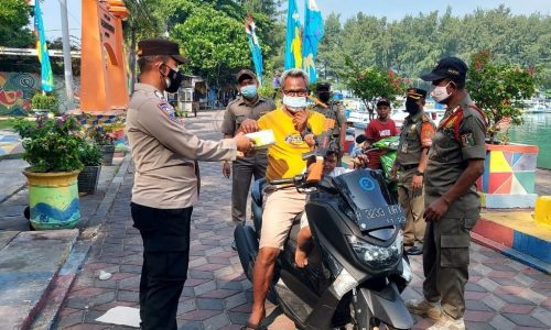 Polres Kep Seribu Terus Gencarkan Sosialisasi Prokes dengan Bagikan 1.500 Masker
