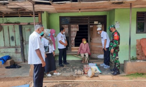Ketua Satgas Covid – 19 Pekon Batu Kebayan Sebagai Rasa Perduli Berikan Bantuan Logistik Ke Warga Yang Terpapar Covid – 19