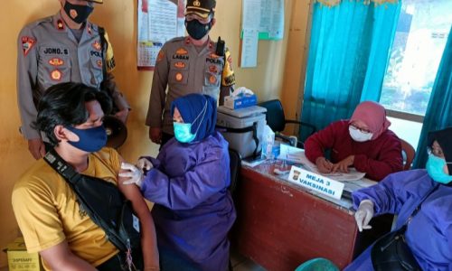Polres Way Kanan Lakukan Vaksinasi Massal Kepada 100 Penerima Paksin Covid-19 Di Kecamatan Baradatu