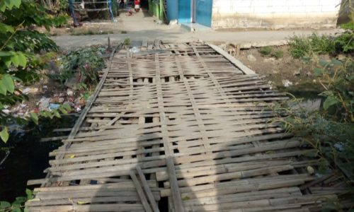 JEMBATAN KAMPUNG PULO GELATIK DESA SUKAINDAH, LUPUT DARI PERHATIAN PEMERINTAH, SEWA TPU DI KEMANAIN?