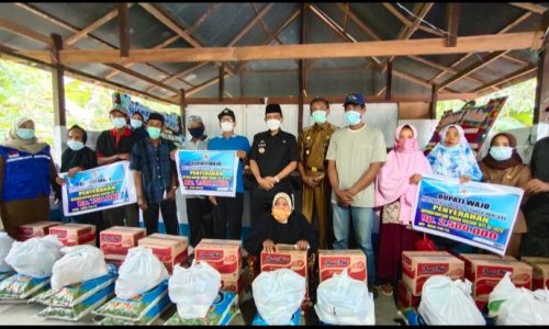 Peduli Warga, Bupati Wajo Serahkan Bantuan 51 KK Korban Angin Kencang
