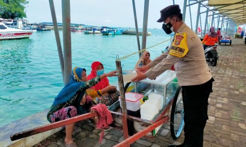 1.500 Masker Dibagikan Polres Kep Seribu Cegah Covid-19