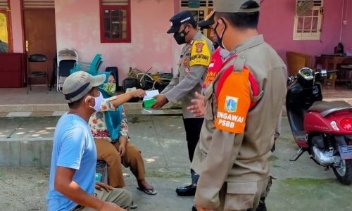 Polres Kep Seribu Bagikan 1.500 Masker Bagi Warga Cegah Covid-19