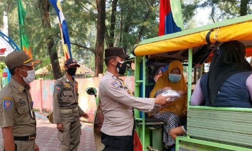 Polres Kep Seribu Bagikan 1.700 Masker dan Himbau Warga untuk Cegah Covid-19