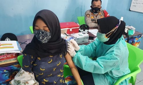 51 Warga Pulau Panggang Ikuti Vaksin Presisi Polres Kep Seribu