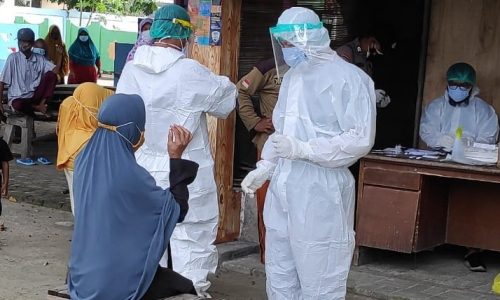 Tracing Door to Door,6 Warga Pulau Payung Diswab Antigen