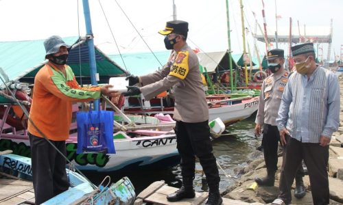 Kurban Barokah, 40 KK di Skim Area Pulau Pramuka dapat Sembako dan Rendang dari Polres Kep Seribu