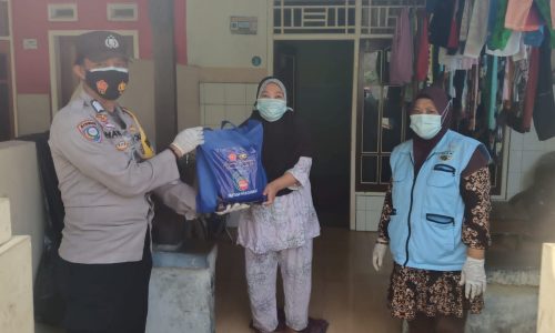Hari ini, 15 KK di Slum Area Pulau Pramuka Dapat Bansos dari Polsek Kep Seribu Utara