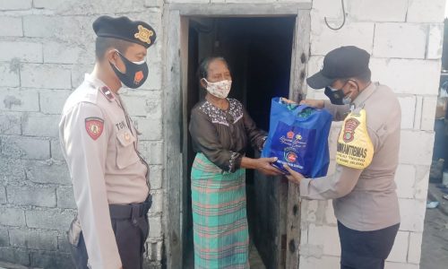 Percepat Distribusi Bansos, Polres Kep Seribu Salurkan Beras ke 121 KK di Slum Area