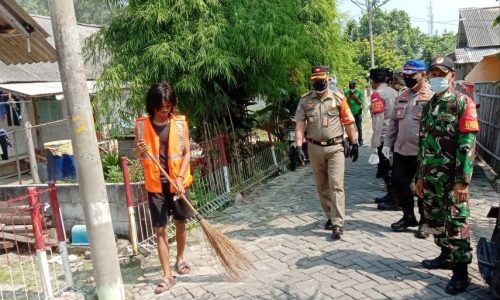 Disiplinkan Warga 7 Pelanggar Prokes Kenai Sanksi oleh Ops Yustisi Polsek Kep Seribu Utara