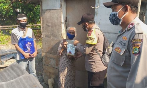 Kurangi Beban Warga, Polres Kep Seribu Bagikan Bansos kepada 129 KK di Slum Area