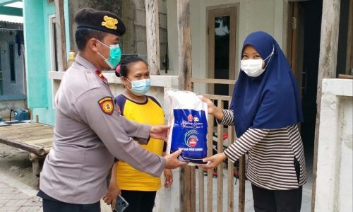 Polres Kep Seribu Hari ini Salurkan Bansos kepada 76 KK di Slum Area