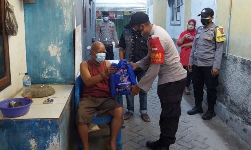 Polri Berbagi 69 KK di Slum Area dapat Bansos dari Polres Kep Seribu