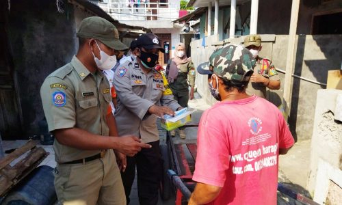 Polres Kep Seribu Terus Cegah Sebaran Covid-19 dengan Himbau dan Bagikan 1.600 Masker