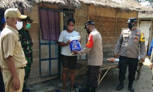 Bagikan Bansos ke 91 KK di Slum Area Polres Kep Seribu Ajak Warga Patuh Prokes