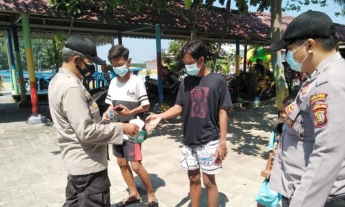 Cegah Sebaran Covid-19, Polres Ke Seribu Terus Himbau dan Bagikan 1.400 Masker ke Warga
