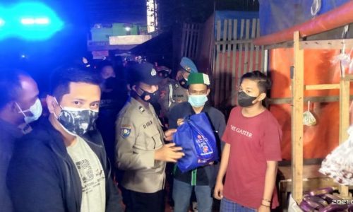 Salurkan Bansos, Polres Kep Seribu Datang dan Bagikan ke 210 KK Terdampak Covid-19