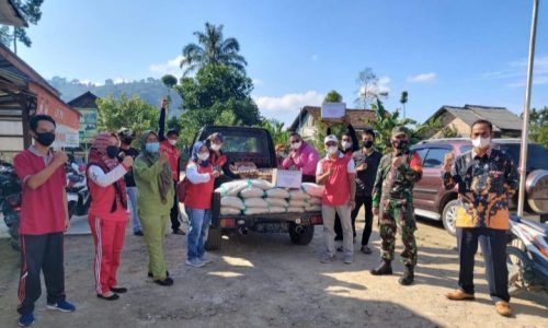 Nandang Romadona Pratin Pekon Cipta Mulya Salurkan Bantuan Sembako Pada Warganya Yang Sedang Isolasi Mandiri Sebanyak 25 KK