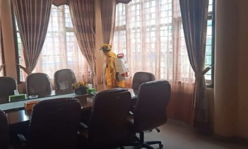 Kantor DPRD Way Kanan Di Sterillkan Oleh PMI Way Kanan Dengan Penyemprotan Cairan Disinfektan