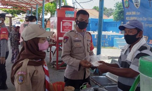 Cegah Sebaran Covid-19, sejumlah 1.600 Masker Dibagikan kepada Warga oleh Polres Kep Seribu