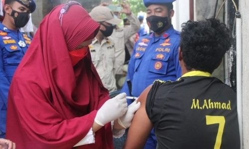 Sambangi Warga, Tim Vaksinasi Door to Door Polres Kep Seribu Edukasi dan Suntik Vaksin Di Tempat