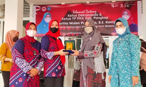 Studi Banding ke Wajo, Dekranasda Pangkep Belajar Kerajinan Sutera.