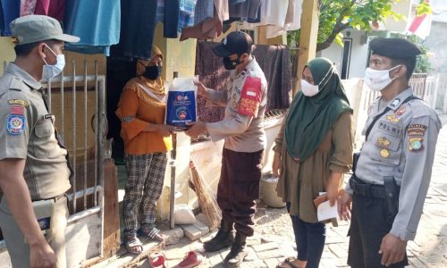Polri Peduli, Polres Kep Seribu Sambangi dan Bagikan Beras kepada 70 KK Terdampak Covid-19