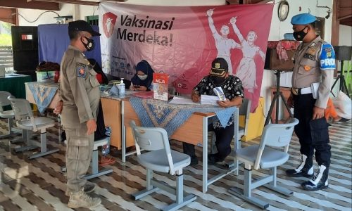 Warga Datangi dan Suntik Vaksin di Gelaran Vaksinasi Merdeka Covid-19 Polres Kep Seribu