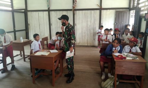 Selain Menjadi Tenaga Pendidik, Pratu Siregar Juga Sosialisasikan Prokes di SD Bakul