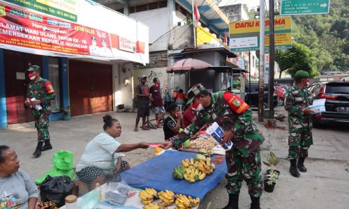 Peringati Detik -Detik Proklamasi RI, TNI di Kota Jayapura Bagikan Masker Merah Putih Kepada Warga