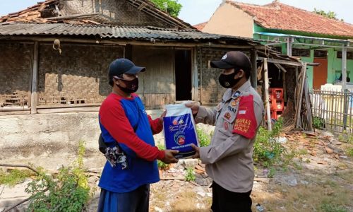 Polri Peduli, Pilres Kep Seribu Sambangi dan Bagikan Beras kepada 114 KK Terdampak Covid-19