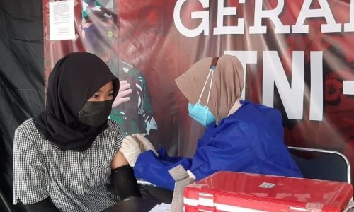 Suntik Vaksin Dosis Dua, Warga Antusias Datangi Gerai Vaksin Presisi Polres Kep Seribu