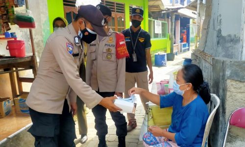 Bagikan 1.400 Masker, Polres Kep Seribu Ajak Warga Terus Terapkan ProKes