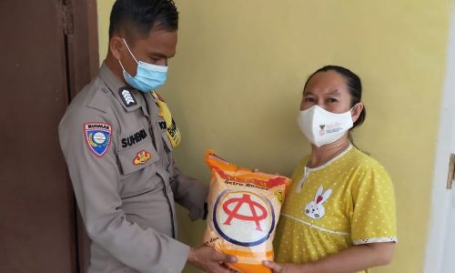 Bersama Tokoh Masyarakat, Polsek Kep Seribu Utara Bagikan Bansos ke Warga Terdampak Covid-19
