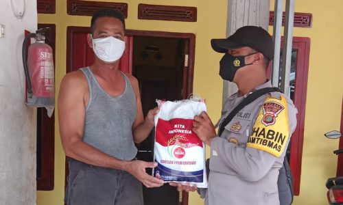 Peduli Sesama, Polres Kep Seribu Terus Bagikan Bansos ke Warga Terdampak Covid-19