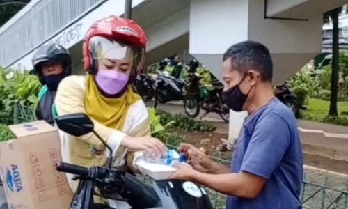 Mega Merah Peduli,” Berbagi Nasi Kotak di Hari Jumat Barokah.