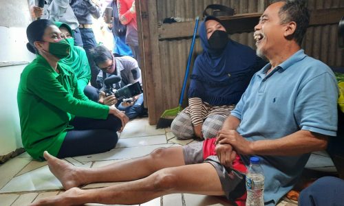 *Ny. Hetty Serahkan Bantuan  Sembako  Kepada Warga Kurang Mampu*