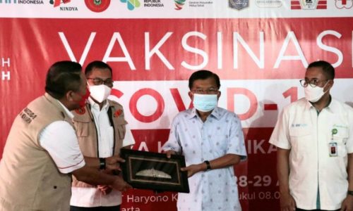 Jusuf Kallla Tinjau Penutupan Vaksinasi Massal di Nindya Karya Jakarta