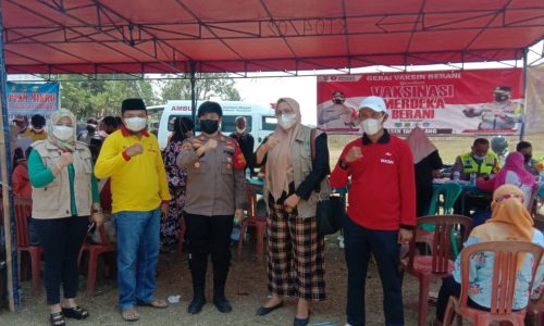 Kapolsek Tambelang Pimpin “Gebah” Pandemi Covid-19 dengan “Serbu” Vaksinasi Bagi Warga dan Pelajar Desa Sukarahayu dalam Semangat Gerakan Merdeka Berani*