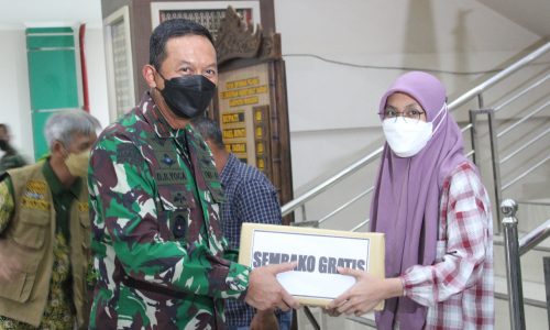Jelang HUT ke-74, Korem 043/Gatam Gelar Serbuan Vaksinasi dan Pembagian Sembako Kepada Masyarakat