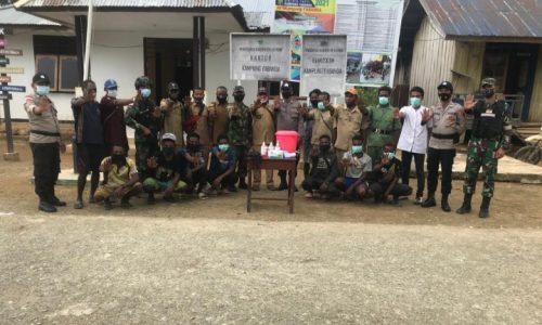 Bantu Pemerintah Cegah Penyebaran Covid-19 Di Wilayah Perbatasan, Satgas Yonif 512/QY Semprot Disinfektan