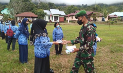 Sebelum Upacara Peringatan HUT Ke – 76 Republik Indonesia, Personel Satgas Yonif 144/JY Bagikan Masker