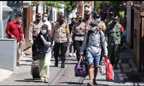 Dandim 1611/ Badung Beserta Kapolresta Antar Langsung Warga Menuju Isoter