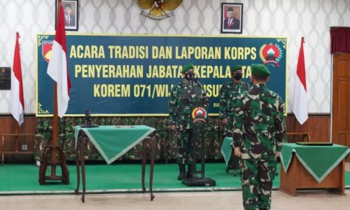 Danrem 071/ Wijayakusuma Pimpin Acara Tradisi Dan Laporan Korps Penyerahan Jabatan Kasrem 071/ Wijayakusuma