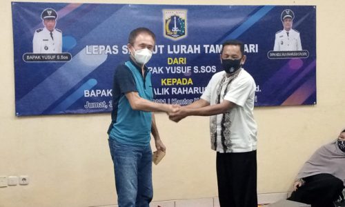 SERAH TERIMA LURAH TAMAN SARI JAKARTA BARAT YUSUP S.SOS KEPADA ABDUL MALIK RAHARUSUN S.Pd,M.Pd