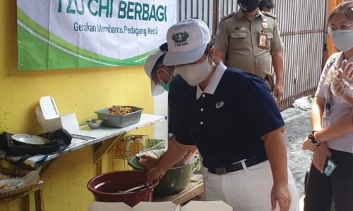 Di kelurahan Taman Sari yayasan Buddha Tzu Chi Bagi-bagi Nasi Kotak gratis
