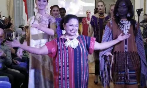 PUTRI DAERAH MALUKU GO INTERNASIONAL MELALUI INDUSTRI KREATIF KAIN TENUN DAN SISIK IKAN